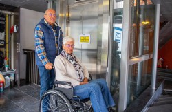 Hoe helpt u bewoners tijdens liftonderhoud?