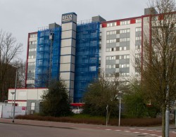 Publieksvriendelijk steigerwerk en tijdelijke personenliften houden Cliostede toegankelijk tijdens renovatie