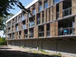 Gevelrenovatie met schuifluiken bij flats in Emmeloord