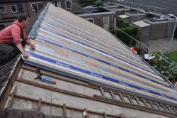 Vrijdragende dakelementen oplossing voor na-isoleren oneffen daken